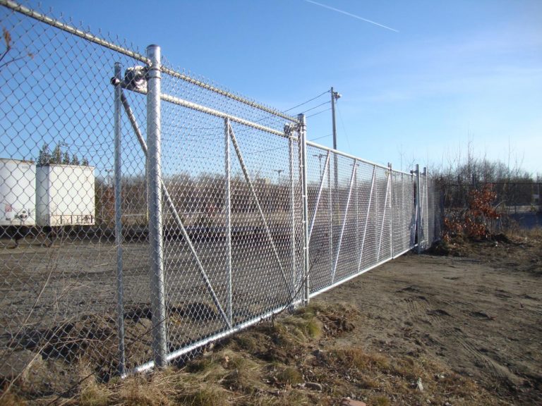 chain link slide gate on cantilever rollers - Reliable Fence